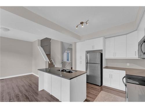 958 Battery Park, London, ON - Indoor Photo Showing Kitchen With Double Sink