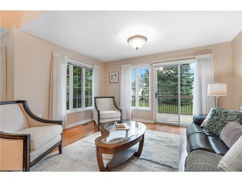 1-19 Silverbirch Boulevard, Mount Hope, ON - Indoor Photo Showing Living Room