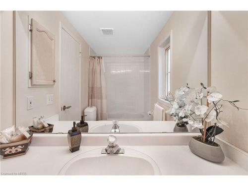 1-19 Silverbirch Boulevard, Mount Hope, ON - Indoor Photo Showing Bathroom