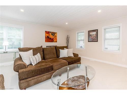 1032 Base Line Road, Severn Bridge, ON - Indoor Photo Showing Living Room