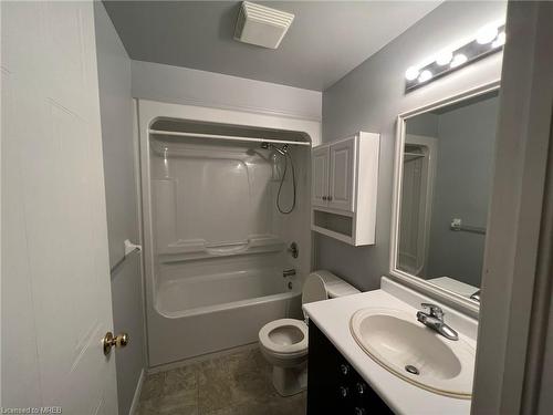 81-42 Green Valley Drive, Kitchener, ON - Indoor Photo Showing Bathroom