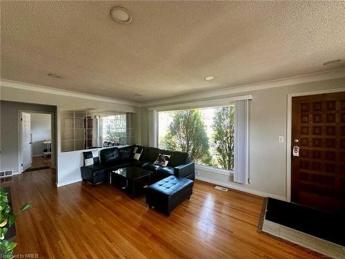 4019 Longfellow Avenue, Windsor, ON - Indoor Photo Showing Living Room