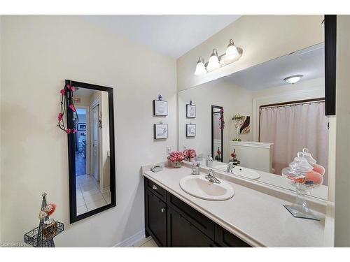 7542 Clubview Lane, Niagara Falls, ON - Indoor Photo Showing Bathroom