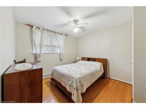 1308 Dupree Place, Mississauga, ON - Indoor Photo Showing Bedroom