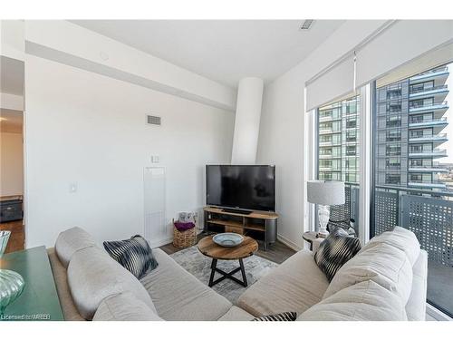905-2520 Eglinton Avenue W, Mississauga, ON - Indoor Photo Showing Living Room
