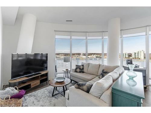 905-2520 Eglinton Avenue W, Mississauga, ON - Indoor Photo Showing Living Room