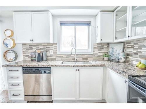 7 Maple Crown Terrace, Barrie, ON - Indoor Photo Showing Kitchen With Double Sink With Upgraded Kitchen