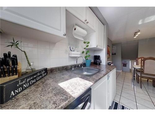 33-35 Breckenridge Drive, Kitchener, ON - Indoor Photo Showing Kitchen