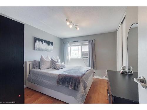 33-35 Breckenridge Drive, Kitchener, ON - Indoor Photo Showing Bedroom