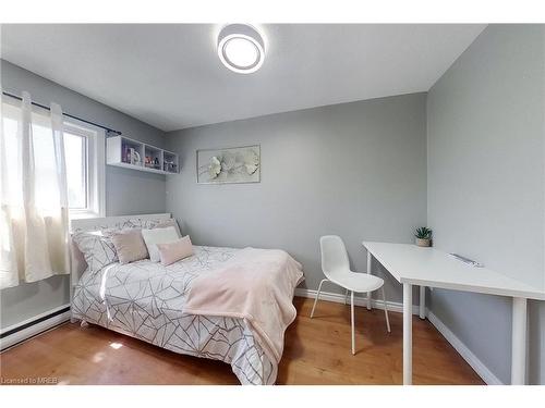 33-35 Breckenridge Drive, Kitchener, ON - Indoor Photo Showing Bedroom