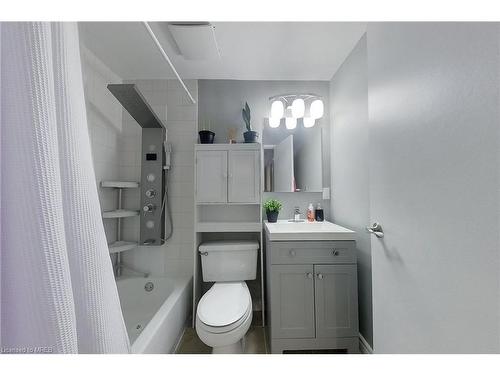 33-35 Breckenridge Drive, Kitchener, ON - Indoor Photo Showing Bathroom