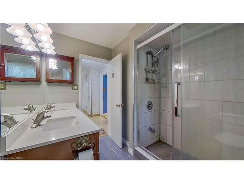 91 Fergus Avenue, Richmond Hill, ON - Indoor Photo Showing Bathroom