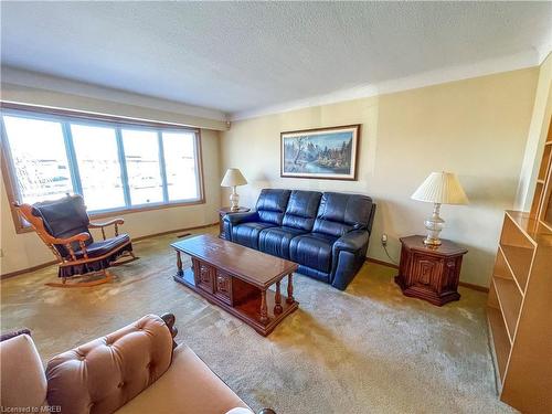 20 Drury Crescent, St. Catharines, ON - Indoor Photo Showing Living Room