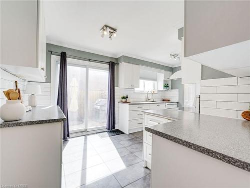 27 Flowertown Avenue, Brampton, ON - Indoor Photo Showing Kitchen With Upgraded Kitchen
