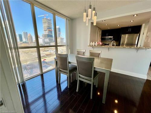 903-265 Enfield Place, Mississauga, ON - Indoor Photo Showing Dining Room