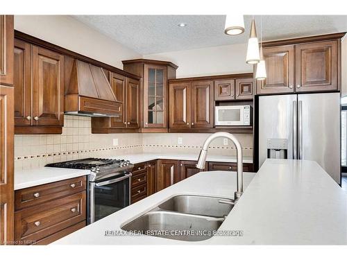 124 Mission Road, Brantford, ON - Indoor Photo Showing Kitchen With Double Sink With Upgraded Kitchen