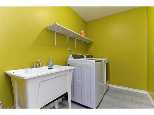 70 Lampman Crescent, Thorold, ON - Indoor Photo Showing Laundry Room