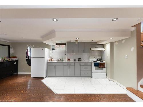 10 Windrush Crescent, Hamilton, ON - Indoor Photo Showing Kitchen