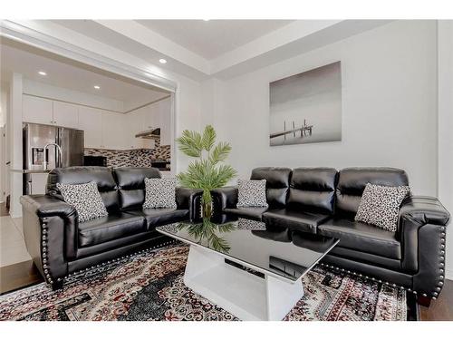 328 Bedrock Drive, Hamilton, ON - Indoor Photo Showing Living Room