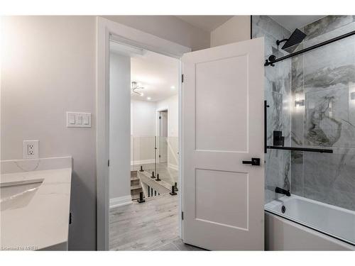 118 Chetwood Street, St. Catharines, ON - Indoor Photo Showing Bathroom