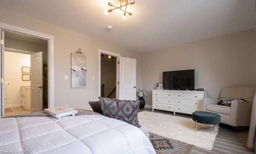 Upper-14 Ashford Place, St. Catharines, ON - Indoor Photo Showing Bedroom