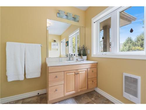 425 Norfolk Street S, Simcoe, ON - Indoor Photo Showing Bathroom