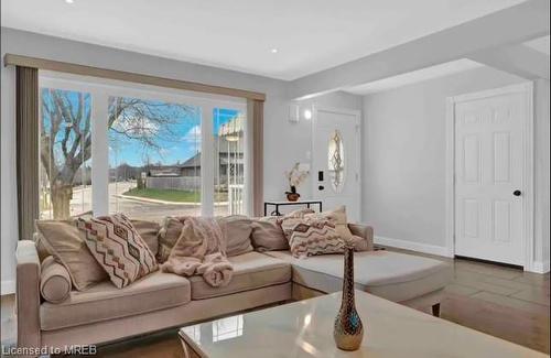 64 Nash Road S, Hamilton, ON - Indoor Photo Showing Living Room