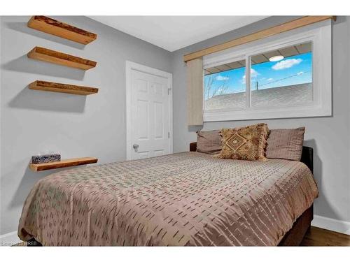 64 Nash Road S, Hamilton, ON - Indoor Photo Showing Bedroom