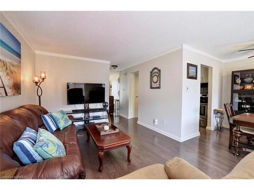 56-5005 Pinedale Avenue, Burlington, ON - Indoor Photo Showing Living Room