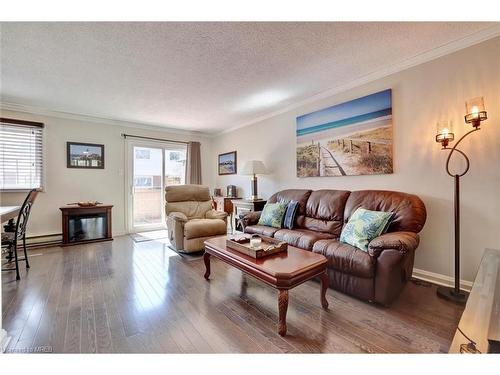 56-5005 Pinedale Avenue, Burlington, ON - Indoor Photo Showing Living Room