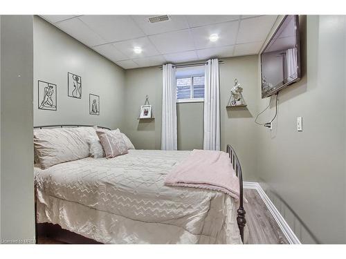 182 Taylor Drive, Barrie, ON - Indoor Photo Showing Bedroom