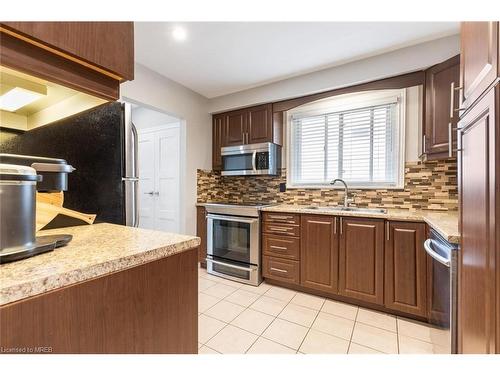 7107 Cadiz Crescent, Mississauga, ON - Indoor Photo Showing Kitchen With Stainless Steel Kitchen