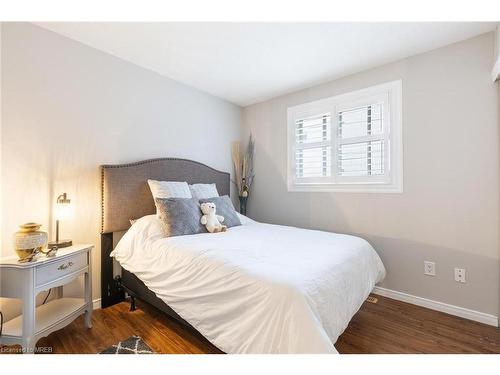 7107 Cadiz Crescent, Mississauga, ON - Indoor Photo Showing Bedroom
