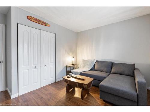 7107 Cadiz Crescent, Mississauga, ON - Indoor Photo Showing Living Room