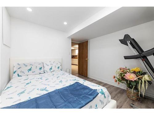 73 Thomson Drive, Waterdown, ON - Indoor Photo Showing Bedroom