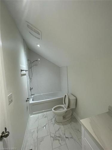 2-631 Lawrence Street, Cambridge, ON - Indoor Photo Showing Bathroom