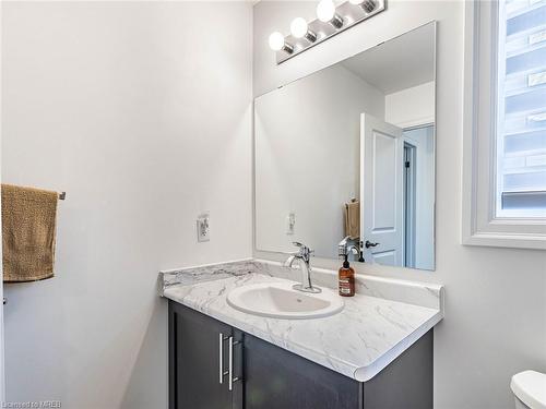 1-135 Hardcastle Drive, Cambridge, ON - Indoor Photo Showing Bathroom