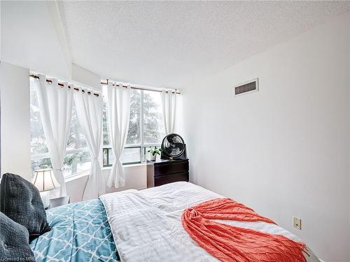 209-135 Hillcrest Avenue, Mississauga, ON - Indoor Photo Showing Bedroom