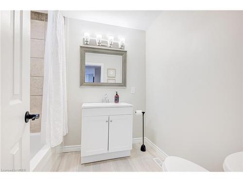 198 Mary Street, Hamilton, ON - Indoor Photo Showing Bathroom