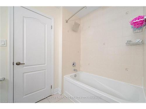 261 Crafter Crescent, Hamilton, ON - Indoor Photo Showing Bathroom