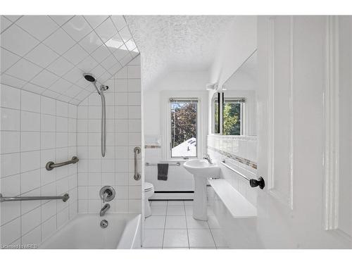 3550 Victoria Avenue, Lincoln, ON - Indoor Photo Showing Bathroom