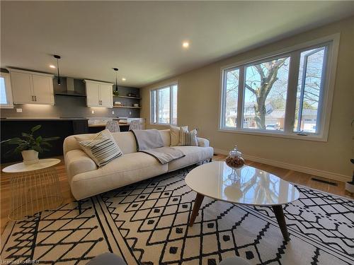 1126 Prince Philip Drive, London, ON - Indoor Photo Showing Living Room