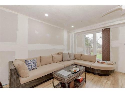16-399 Vodden Street, Brampton, ON - Indoor Photo Showing Living Room