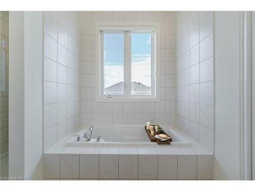 4 Silver Meadow Gardens, Hamilton, ON - Indoor Photo Showing Bathroom
