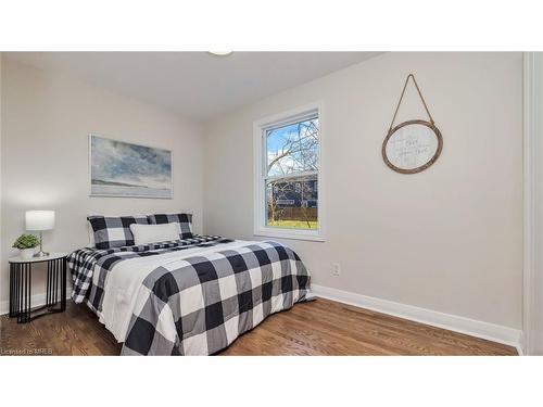2287 Glenwood School Drive, Burlington, ON - Indoor Photo Showing Bedroom