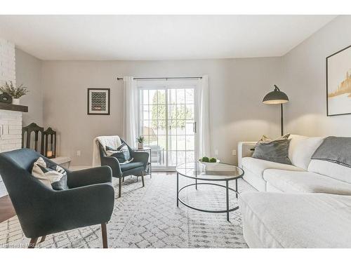 1534 Riley Avenue, Burlington, ON - Indoor Photo Showing Living Room