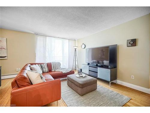 409-11 Neilson Drive, Toronto, ON - Indoor Photo Showing Living Room