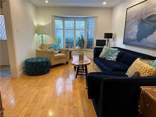 28 Huntingwood Avenue, Hamilton, ON - Indoor Photo Showing Living Room