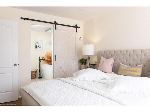 9 Bruton Street, Thorold, ON - Indoor Photo Showing Bedroom