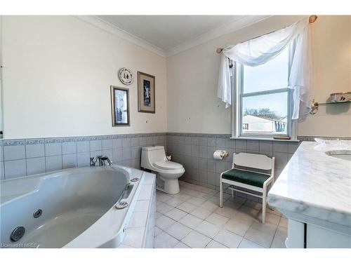 140 Main Street E, Grimsby, ON - Indoor Photo Showing Bathroom